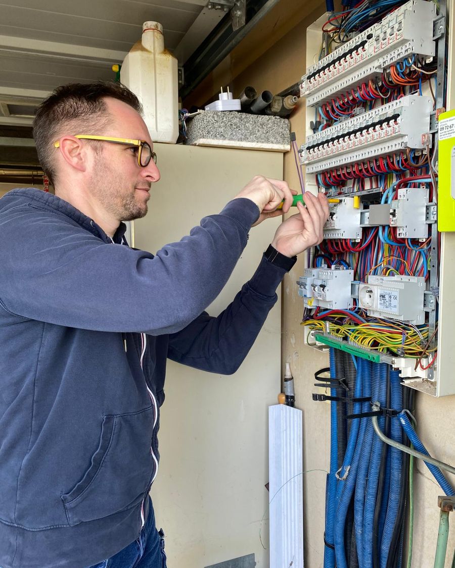 Thomas Merlin, électricien d'Elec-Clim27, intervenant sur un tableau électrique dans l'Eure